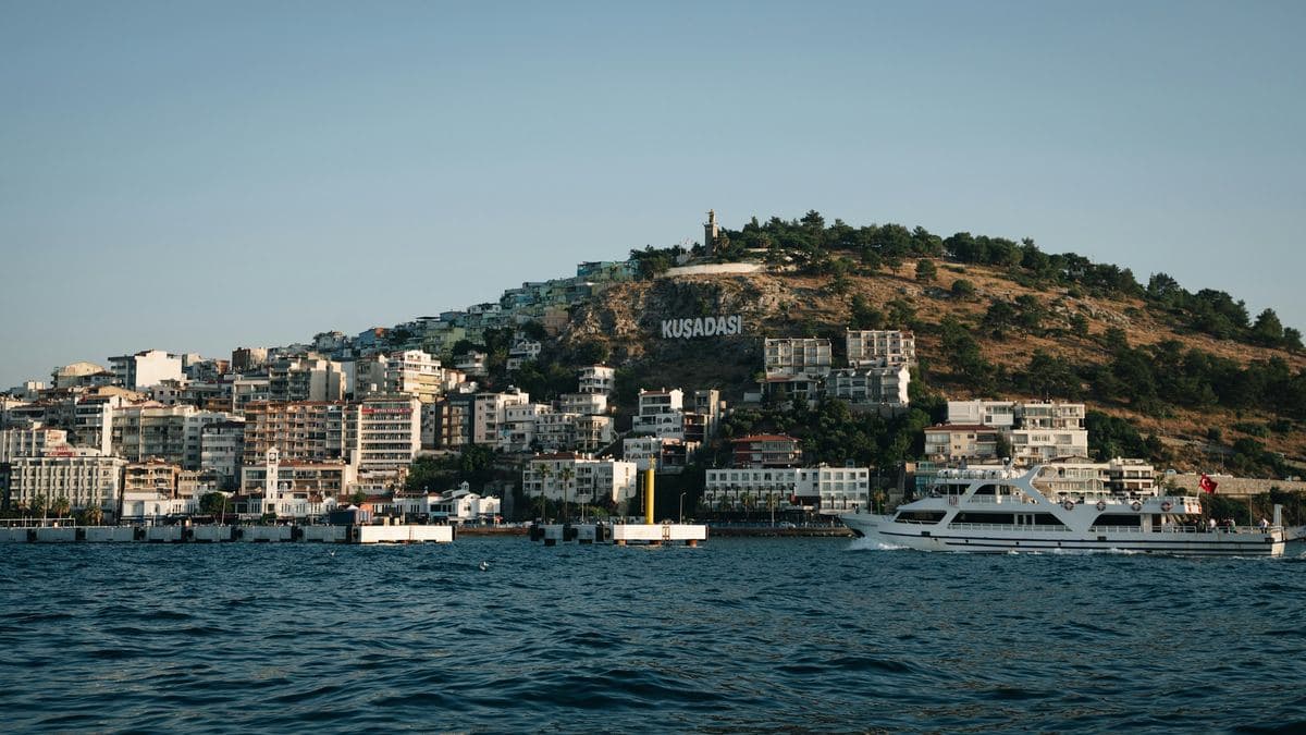 Denizden Kuşadası şehir manzarası — Kuşadası tercüme bürosu