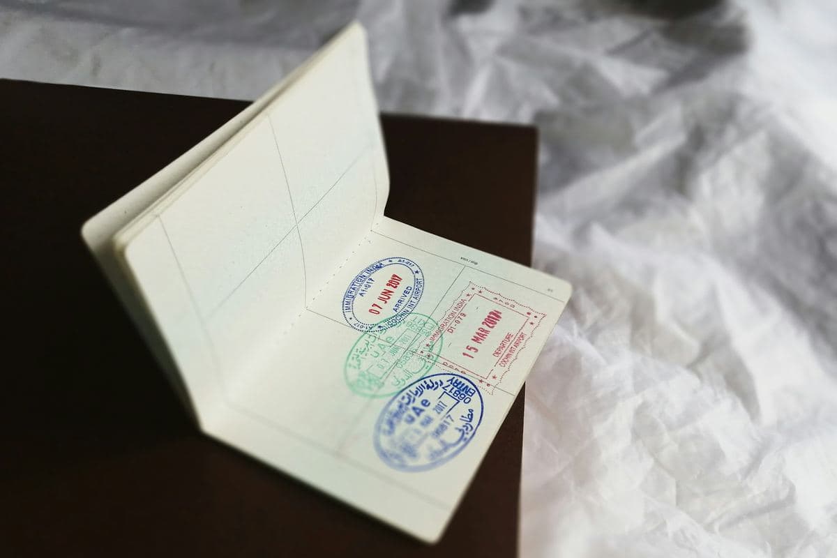 Vize damgalı pasaport sayfası — İngiltere vizesi için UKVI uyumlu belge tercümesi