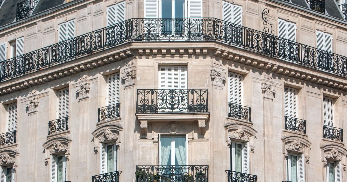 Paris tarzı demir balkonlu ve panjurlu tarihi bir bina cephesi