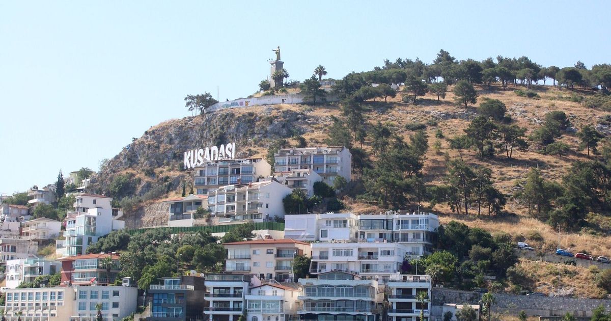 Kuşadası yazısı ve sahil kasabasının tepeden görünümü