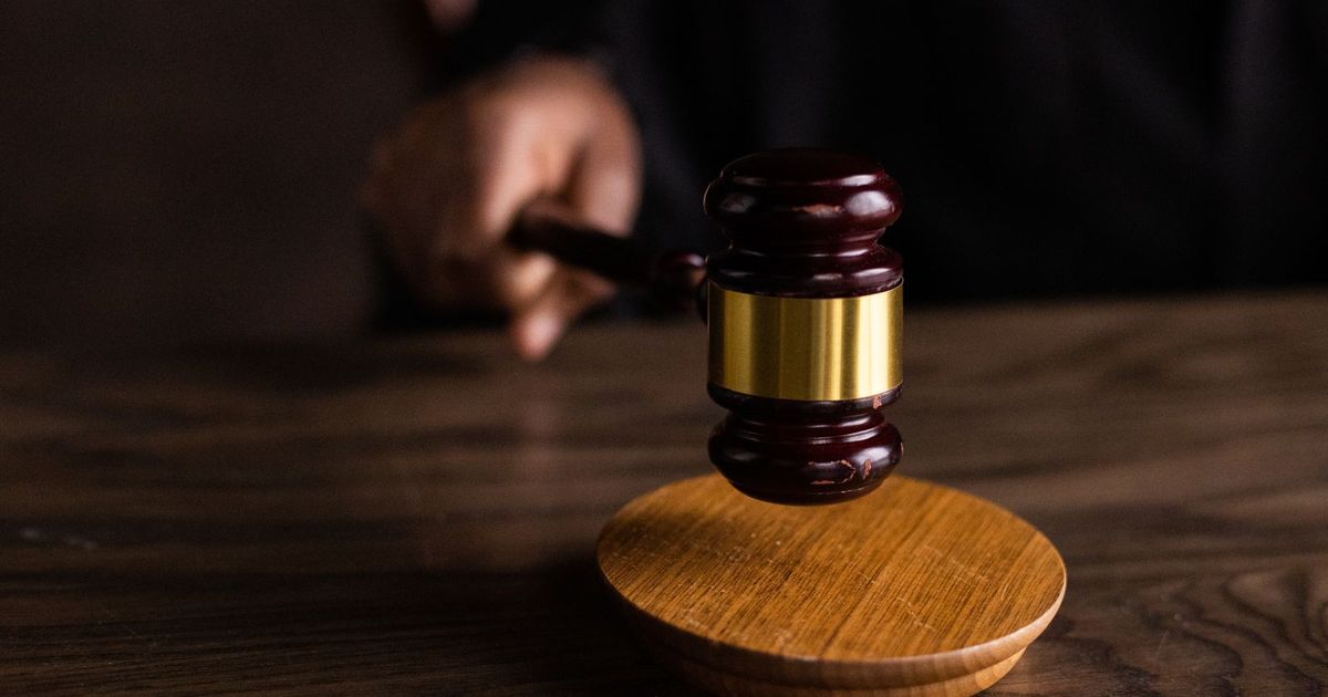 Ahşap zeminde yargıç tokmağı: hukuki çeviri