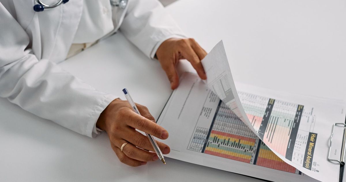 Tıbbi raporu inceleyen doktor