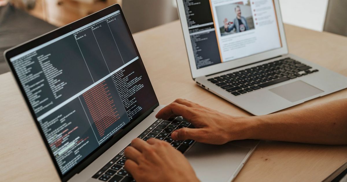 Dizüstü bilgisayarda yazılım kodu ve web sitesi